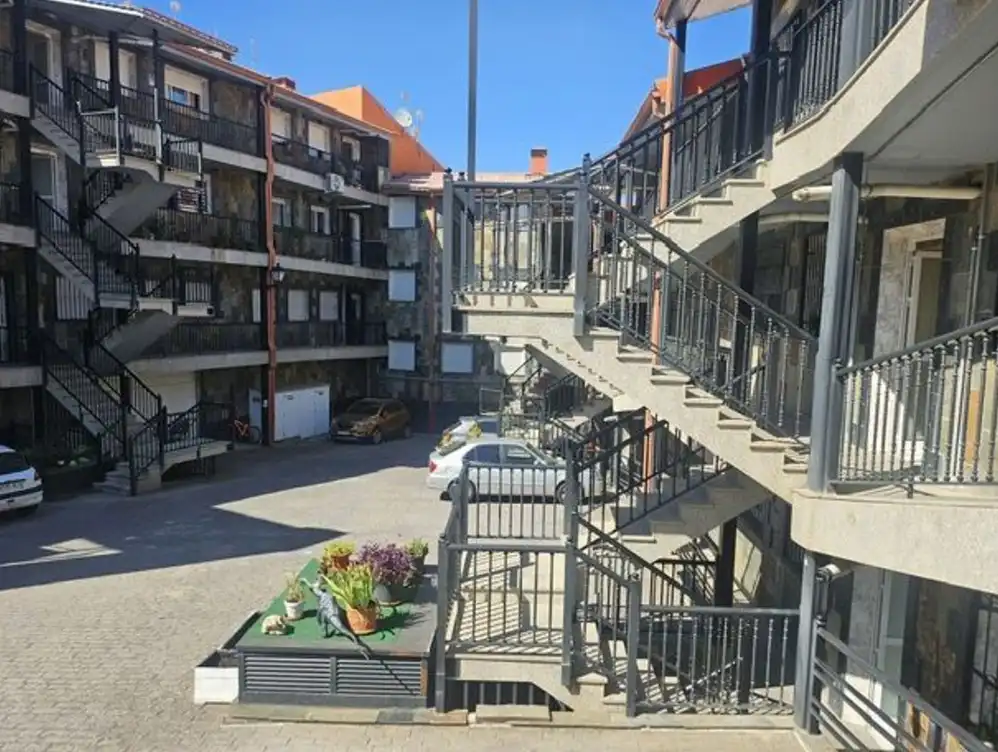 Vista exterior de Piso en venta en Torres de la Alameda con Calefacción y Trastero