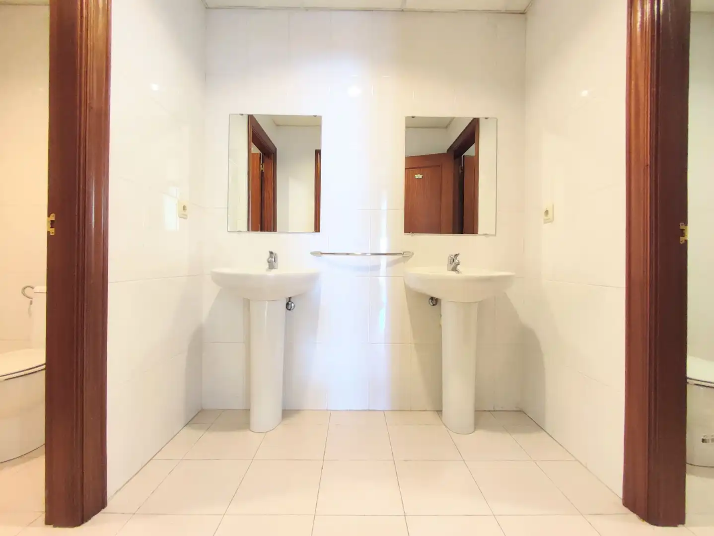 Badezimmer von Büro zur Miete in Berrioplano / Berriobeiti mit Klimaanlage, Heizung und Möbliert