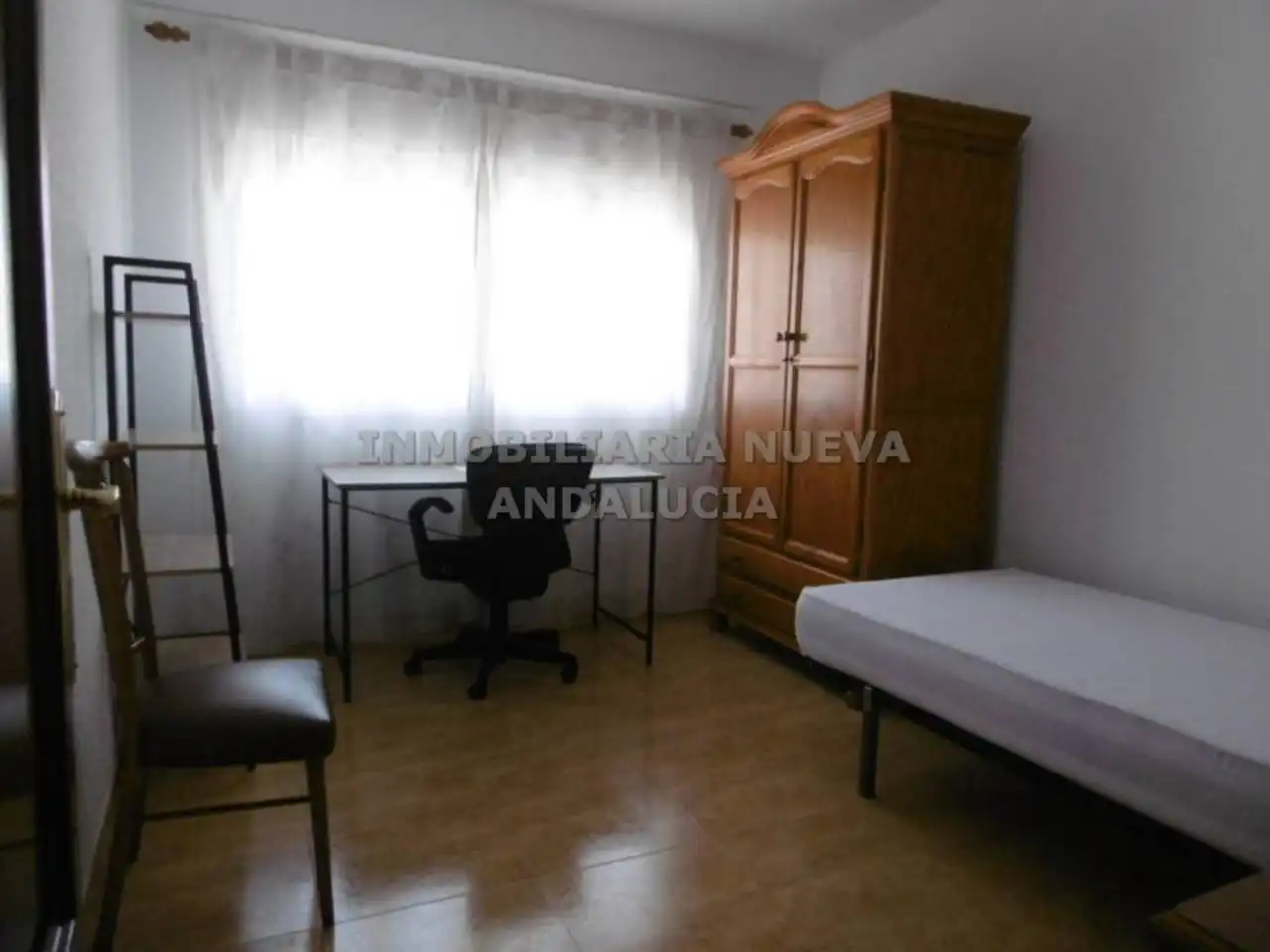 Habitación de Piso de alquiler en Almería con Terraza y Amueblado