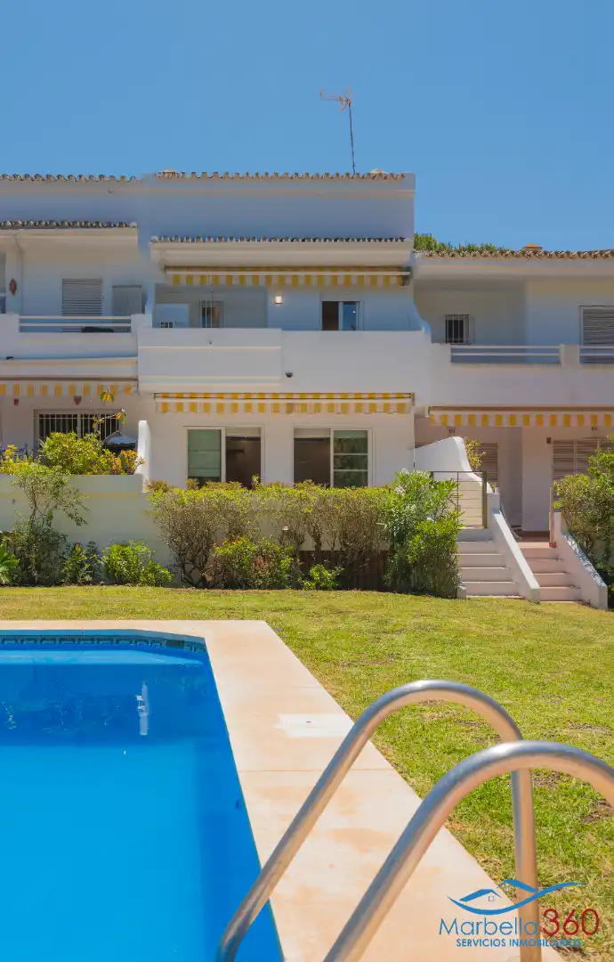 Vista exterior de Casa adosada en venda en Marbella amb Aire condicionat, Calefacció i Terrassa