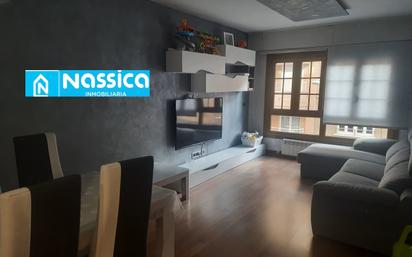 Living room of Flat for sale in Calahorra  with Air Conditioner, Heating and Parquet flooring