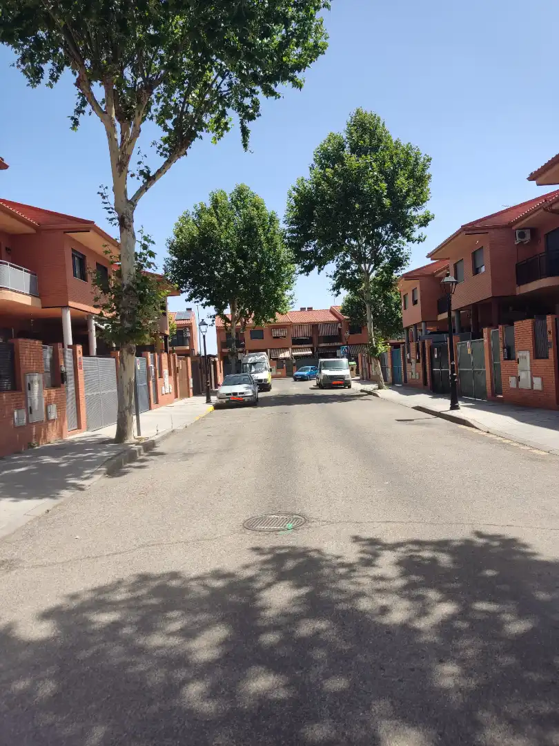 Vista exterior de Casa adosada en venda en Seseña amb Calefacció, Terrassa i Moblat