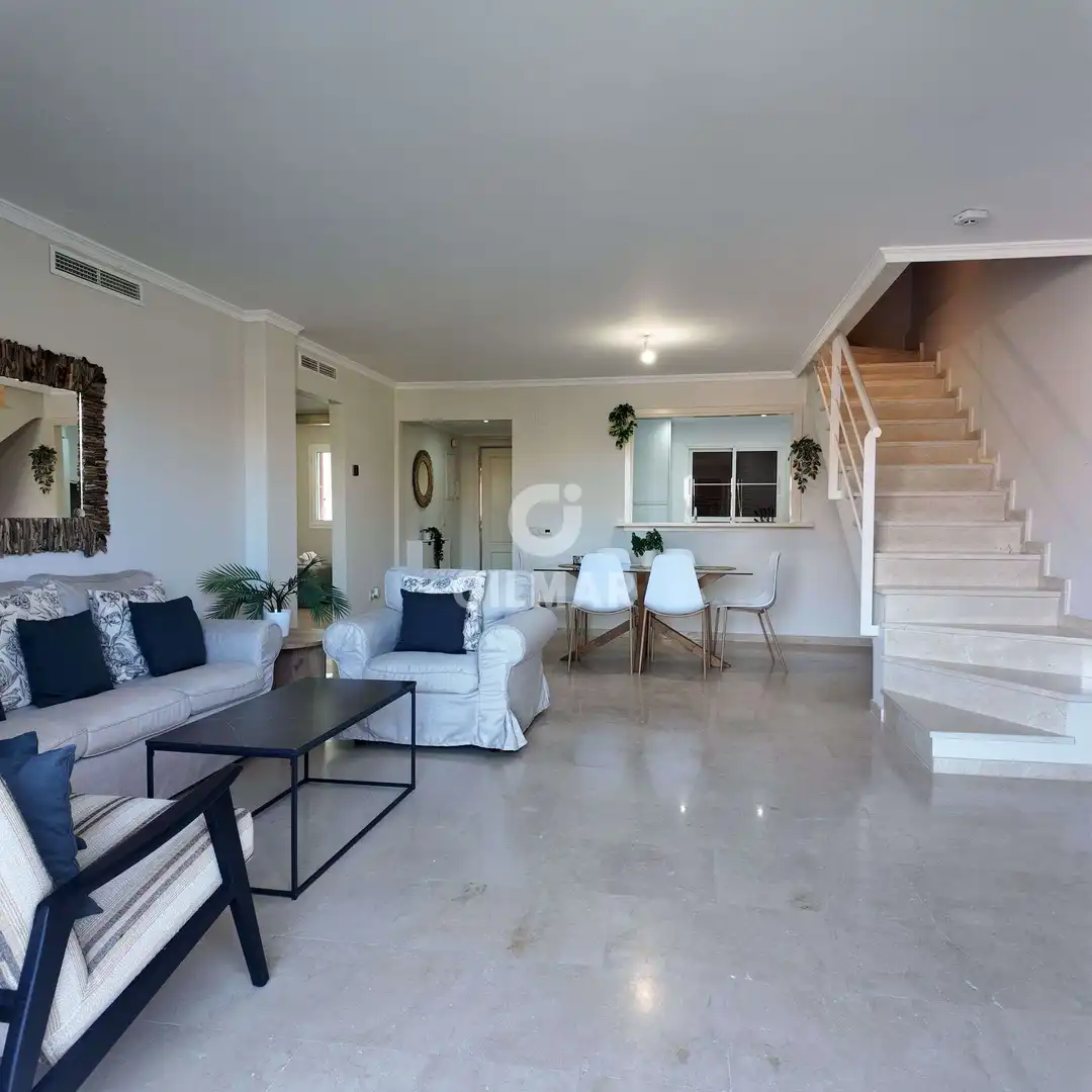 Sala de estar de Dúplex en venta en Sotogrande con Calefacción, Trastero y Piscina