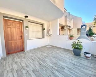 Außenansicht von Einfamilien-Reihenhaus miete in Guardamar del Segura mit Klimaanlage, Terrasse und Schwimmbad