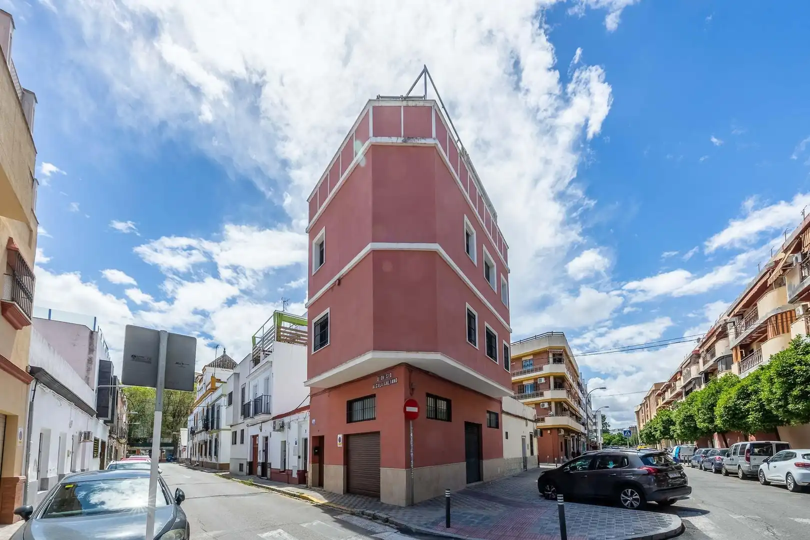 Außenansicht von Einfamilien-Reihenhaus zum Verkauf in Sevilla mit Klimaanlage und Abstellraum