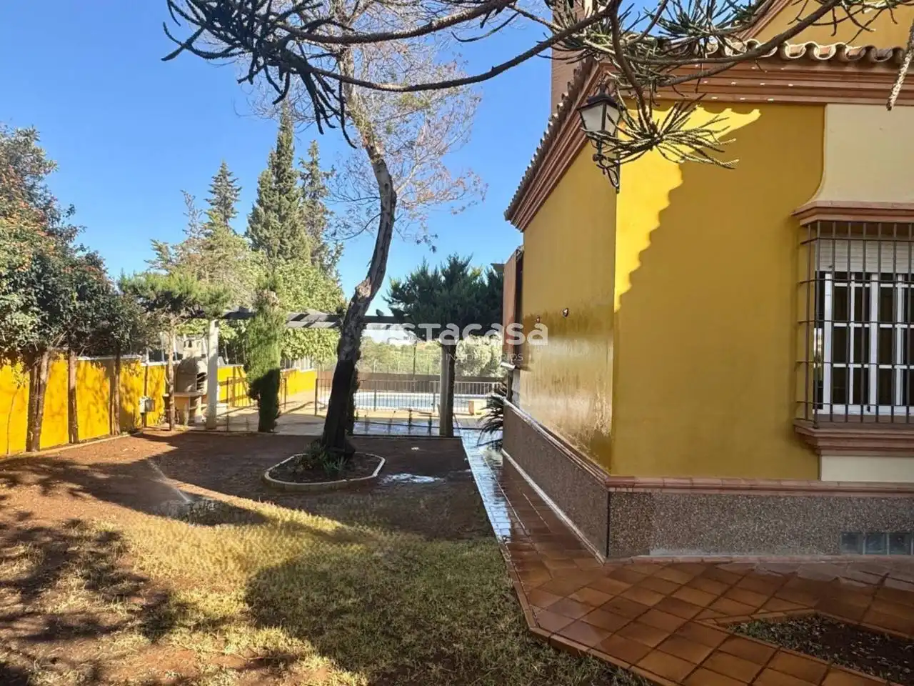 Vista exterior de Casa o xalet en venda en Mairena del Alcor amb Aire condicionat, Calefacció i Jardí privat