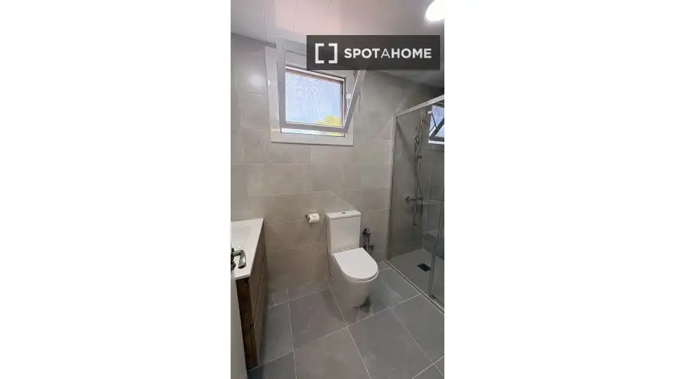 Bathroom of Flat for share in Sant Boi de Llobregat  with Air Conditioner, Heating and Furnished
