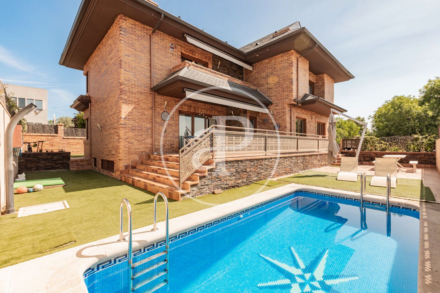 Vista exterior de Casa o chalet en venta en Pozuelo de Alarcón con Aire acondicionado, Calefacción y Jardín privado