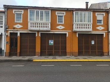 Casa aparellada amb jardí en venda a Avenida Principal 108