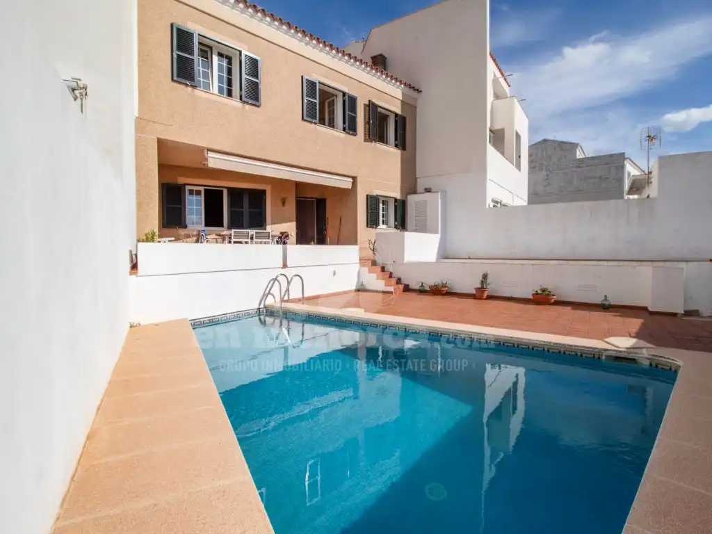 Vista exterior de Casa o xalet en venda en Maó - Mahón amb Jardí privat, Terrassa i Piscina