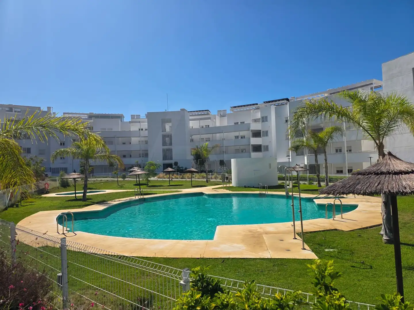 Flat with pool for sale in Calle Mónaco 4