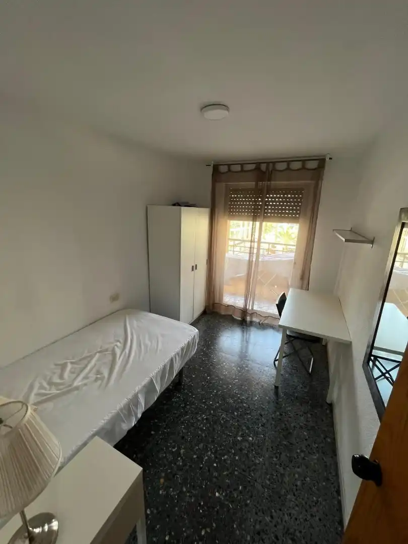 Habitación de Piso de alquiler en Elche / Elx con Jardín privado, Terraza y Amueblado