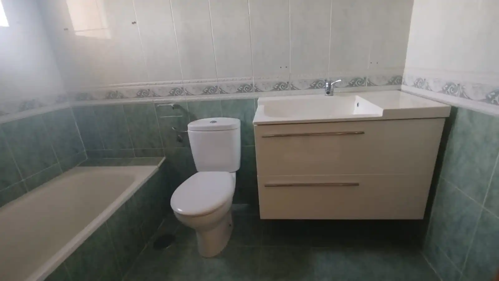 Bany de Casa adosada en venda en Uceda amb Calefacció, Jardí privat i Parquet