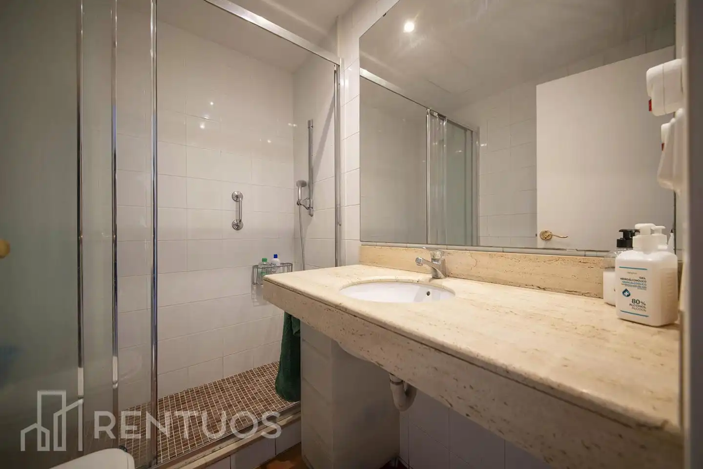 Badezimmer von Wohnung zur Miete in Barcelona mit Klimaanlage und Terrasse