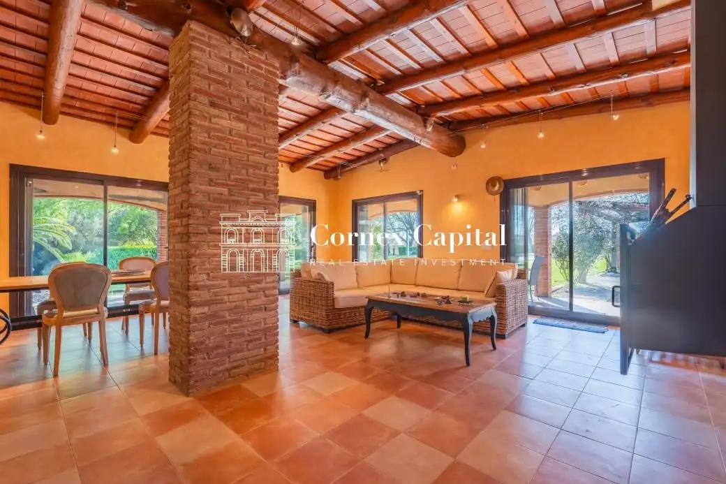 Sala d'estar de Finca rústica en venda en Torroella de Montgrí amb Aire condicionat, Calefacció i Jardí privat