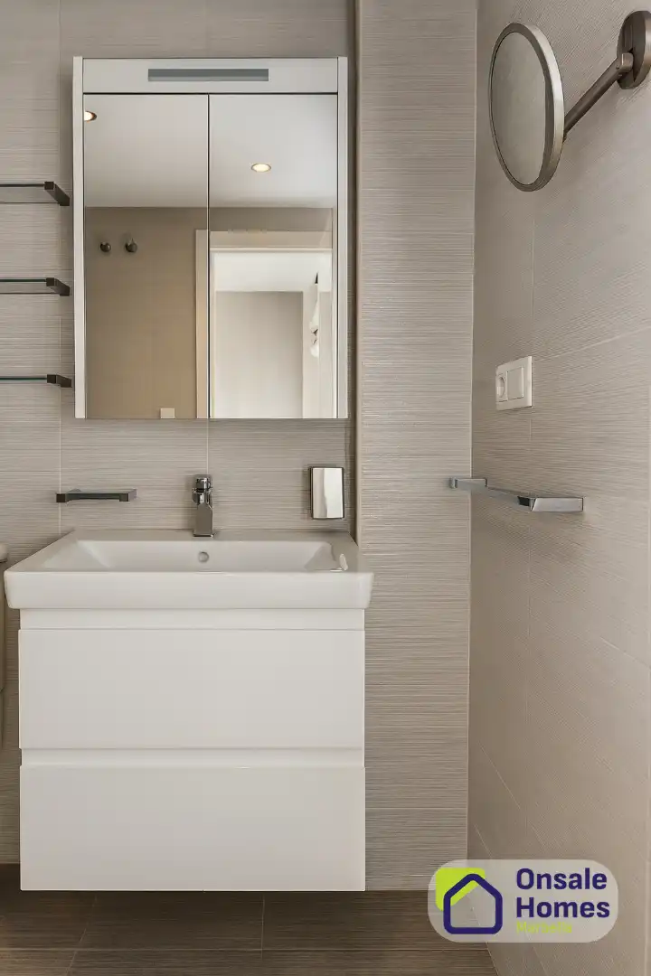 Baño de Piso en venta en Marbella con Terraza, Alarma y Piscina comunitaria