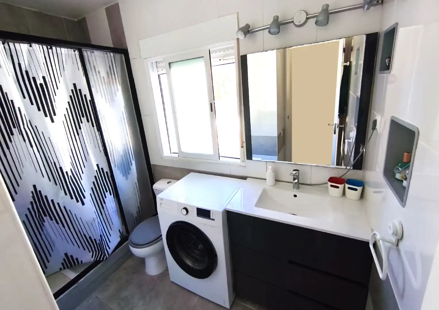 Badezimmer von Einfamilien-Reihenhaus zum Verkauf in Mont-roig del Camp mit Klimaanlage, Heizung und Privatgarten