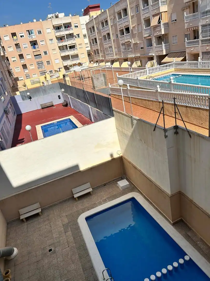 Schwimmbecken von Wohnung zum Verkauf in Torrevieja mit Klimaanlage, Heizung und Privatgarten