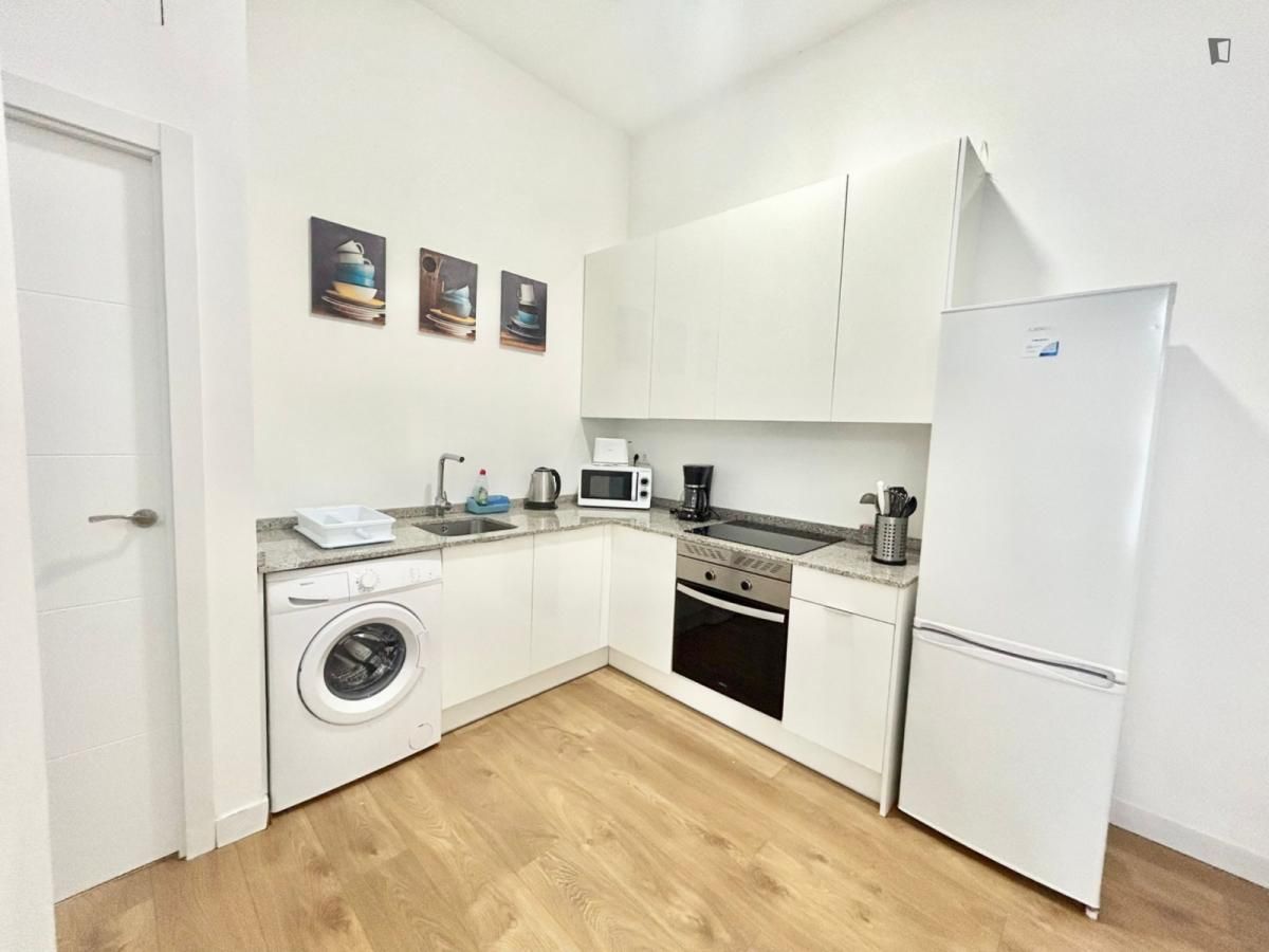Cuina de Apartament de lloguer en  Madrid Capital amb Aire condicionat, Moblat i Rentadora