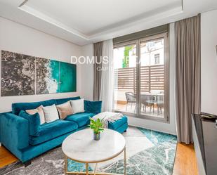 Living room of Flat to rent in  Madrid Capital  with Air Conditioner, Heating and Parquet flooring