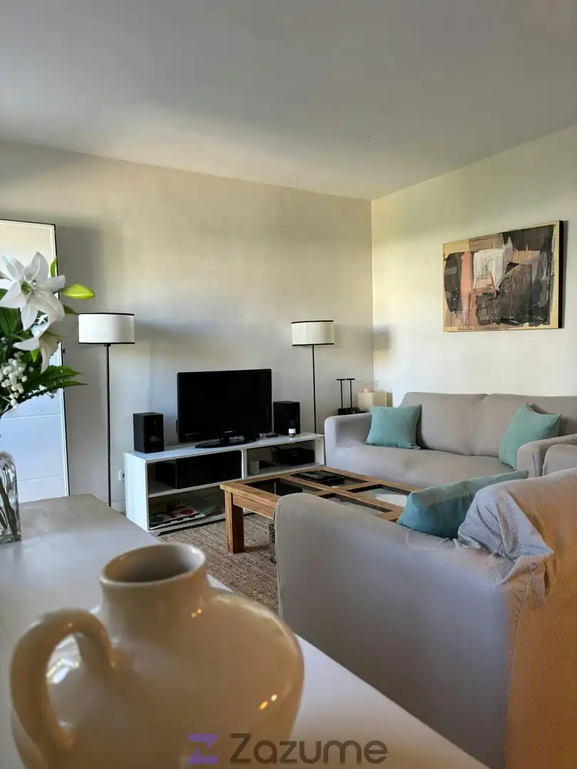 Sala de estar de Piso de alquiler en Estepona con Aire acondicionado, Jardín privado y Piscina