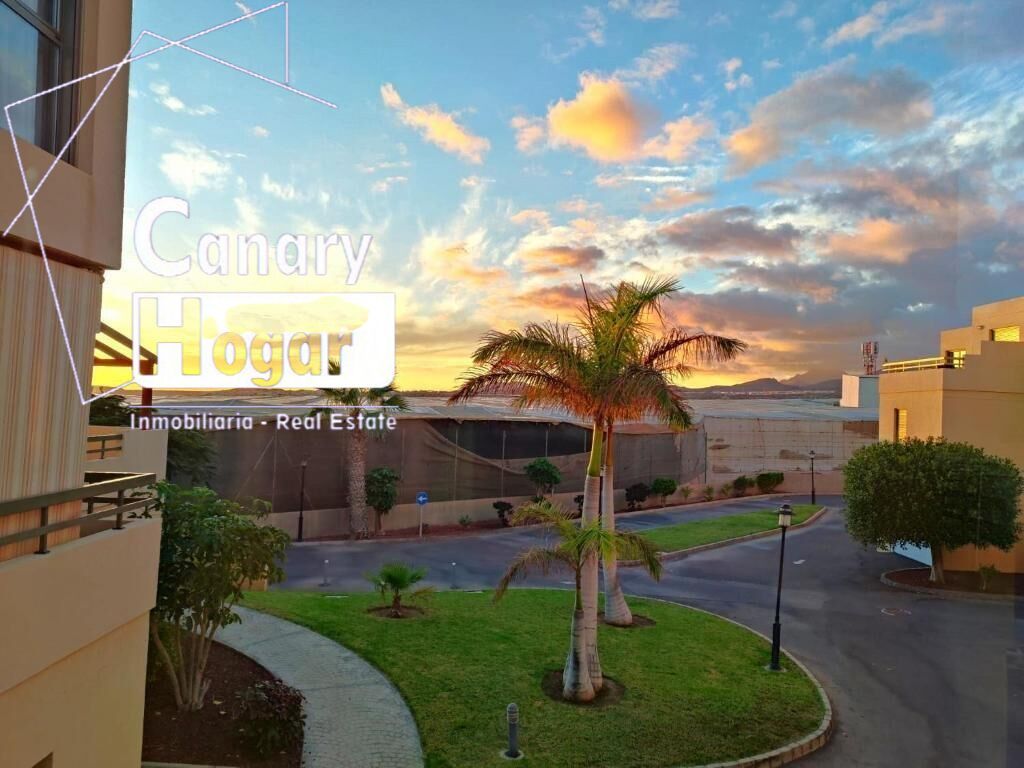 Vista exterior de Casa o xalet en venda en Granadilla de Abona amb Aire condicionat, Jardí privat i Terrassa