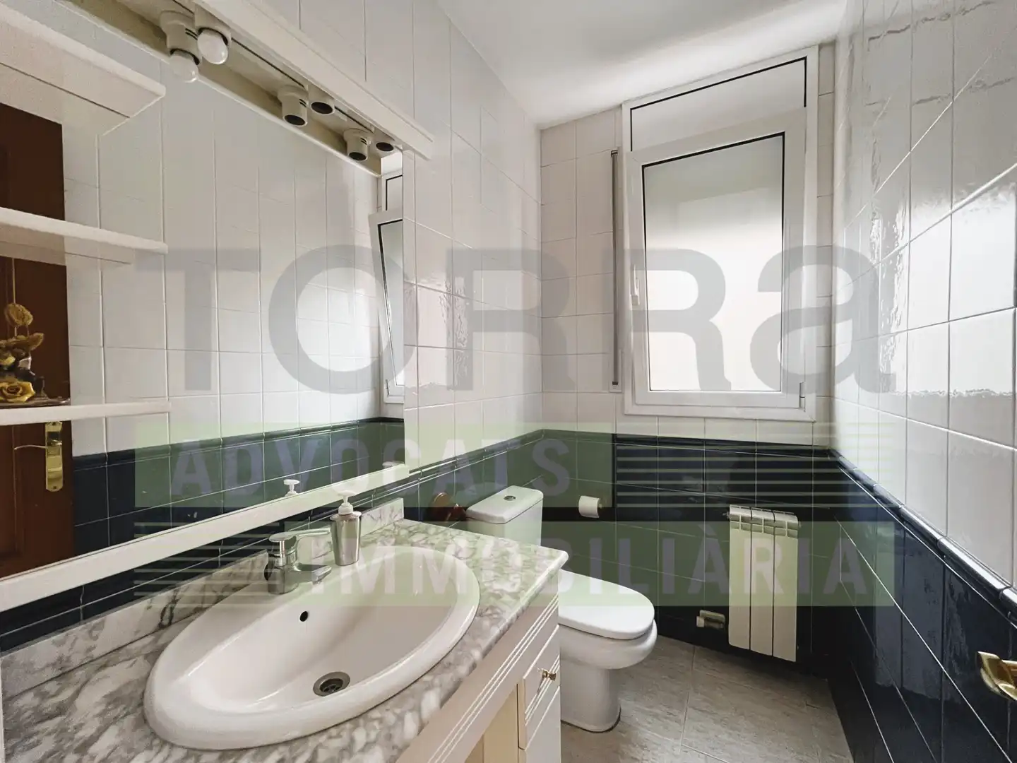 Casa pareada con terraza en venta en Carrer de Josep Tarradellas, imagen 4
