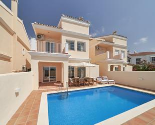 Vista exterior de Casa o xalet en venda en Estepona amb Aire condicionat, Terrassa i Piscina