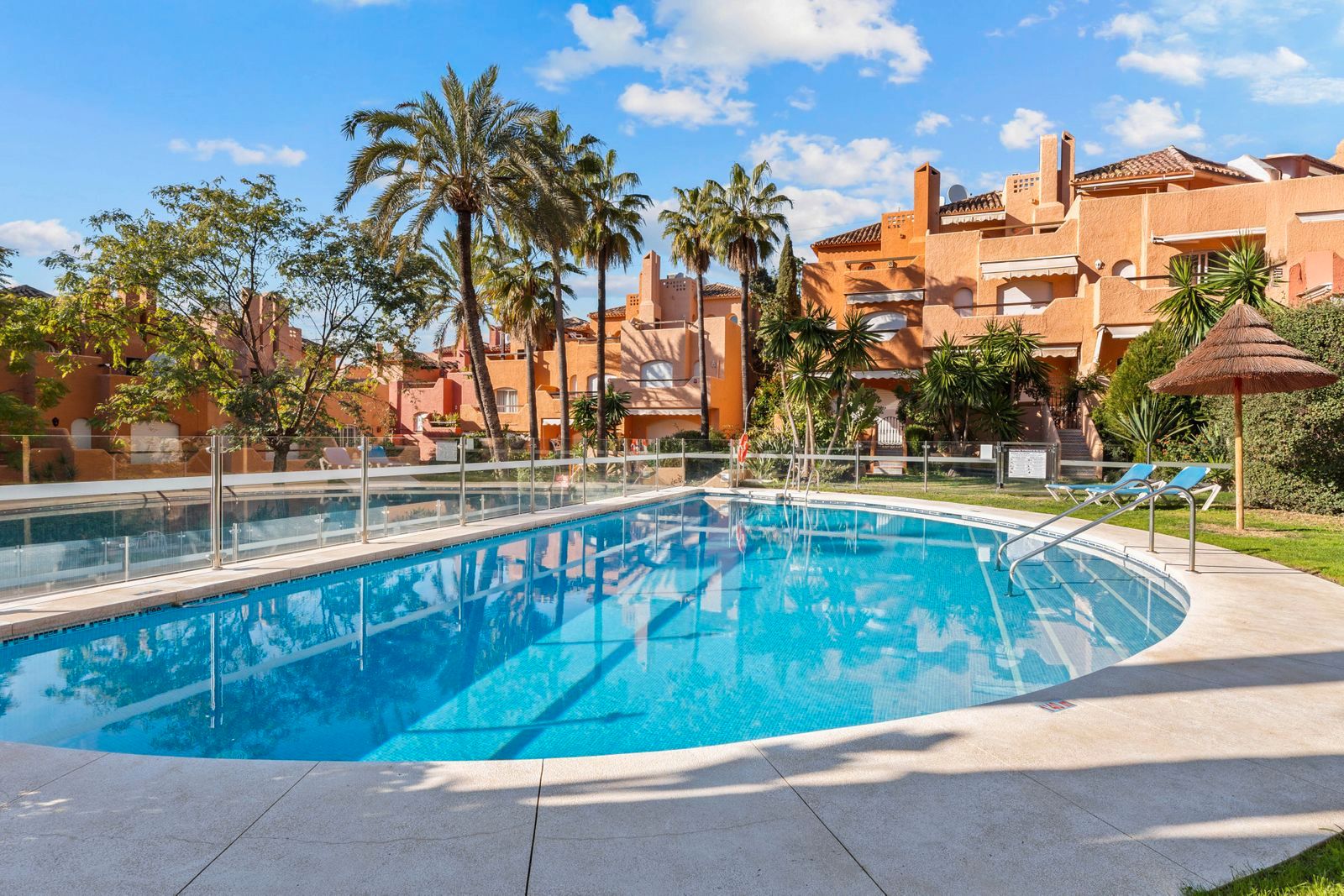 Jardí de Casa adosada en venda en Marbella amb Aire condicionat, Terrassa i Moblat
