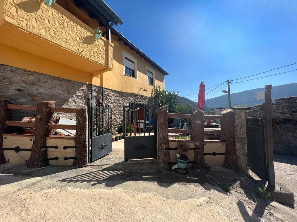Exterior view of Country house for sale in Puente de Domingo Flórez  with Heating, Private garden and Balcony