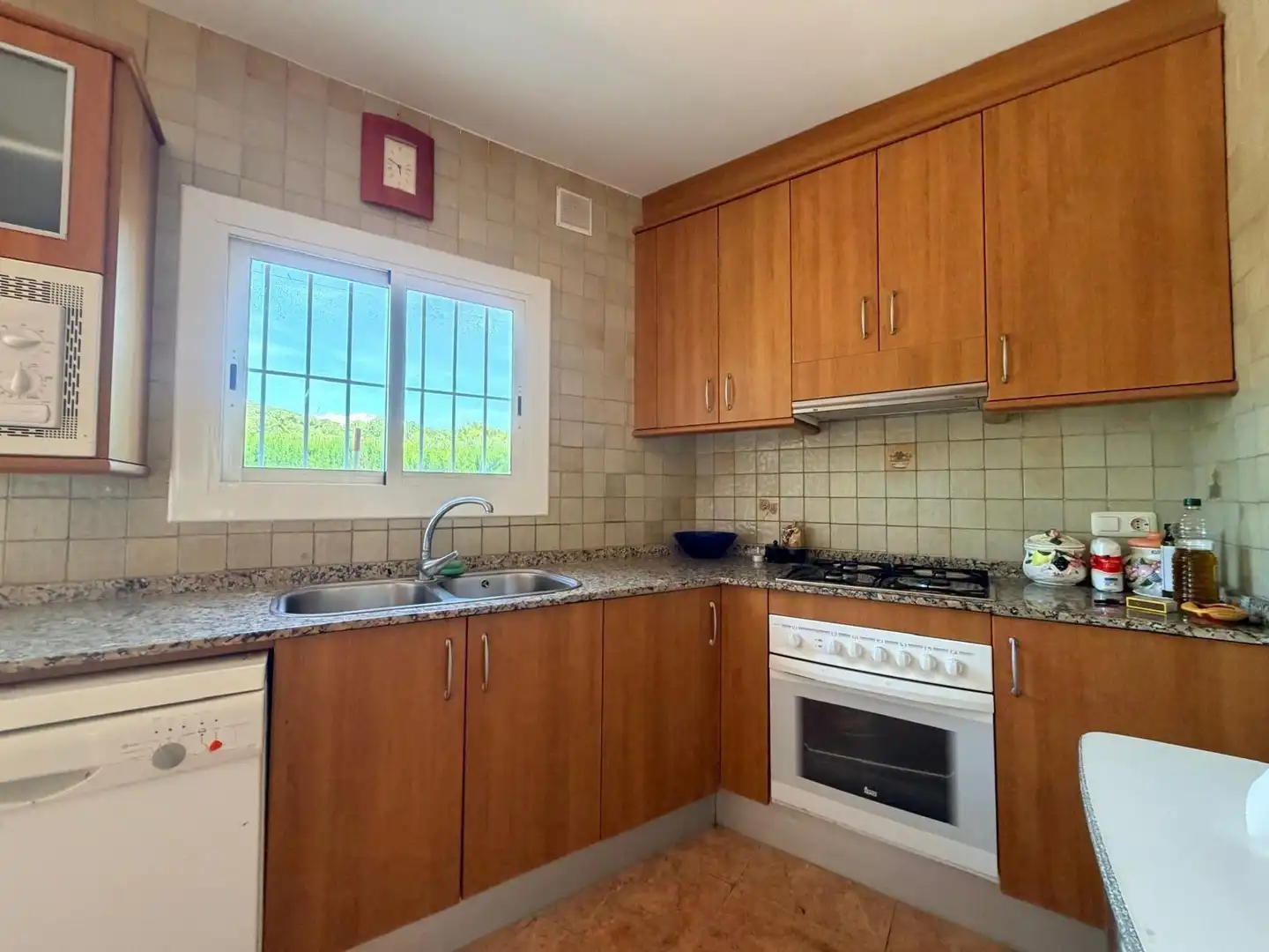 Cuina de Casa o xalet en venda en Cunit amb Jardí privat, Terrassa i Traster