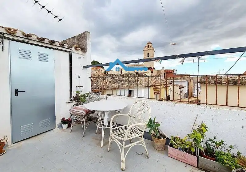 Appartamento con balcone in vendita a Casco urbano