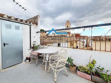 Appartamento con balcone in vendita a Casco urbano
