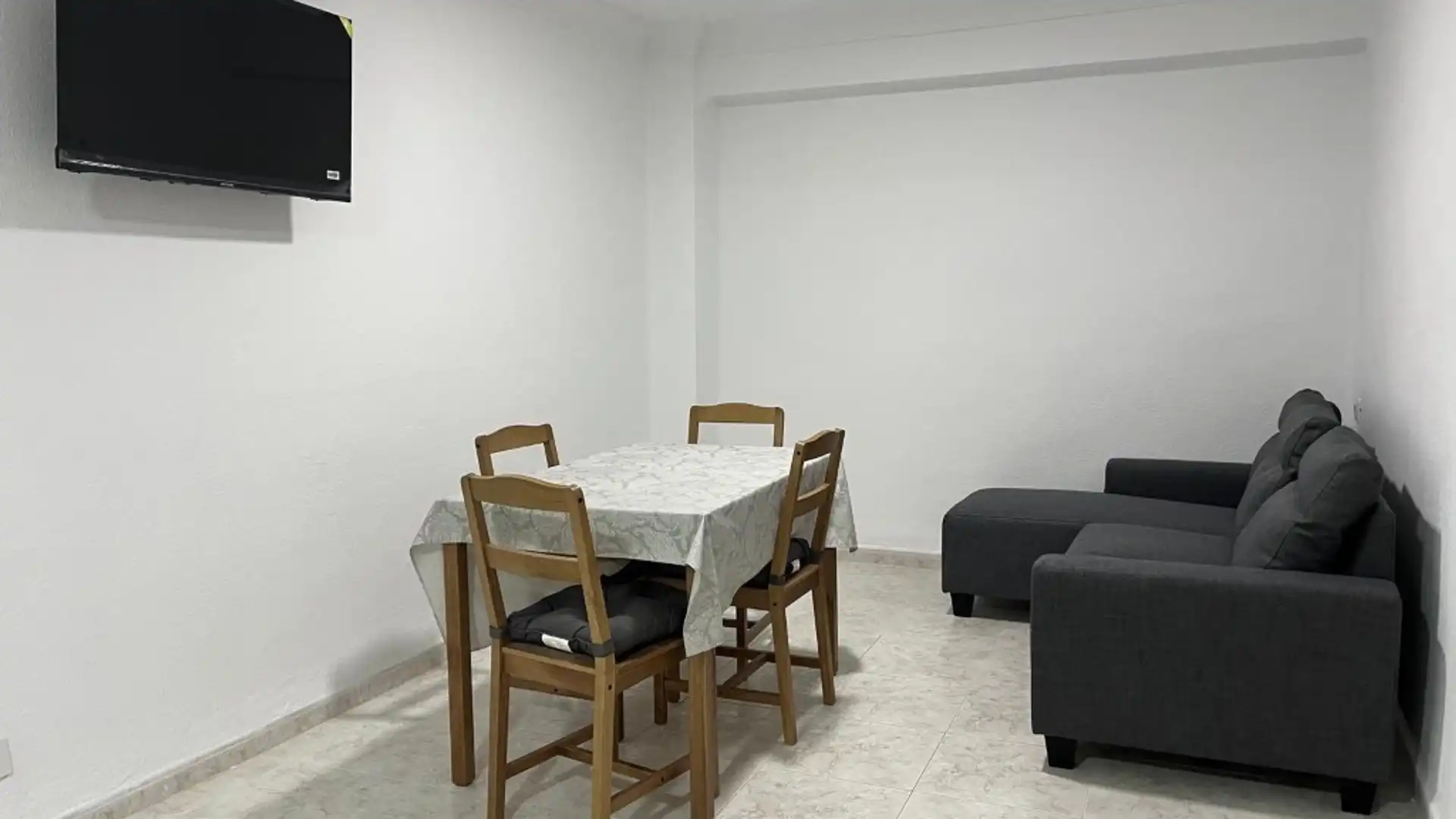 Comedor de Piso de alquiler en  Valencia Capital con Aire acondicionado, Amueblado y Horno