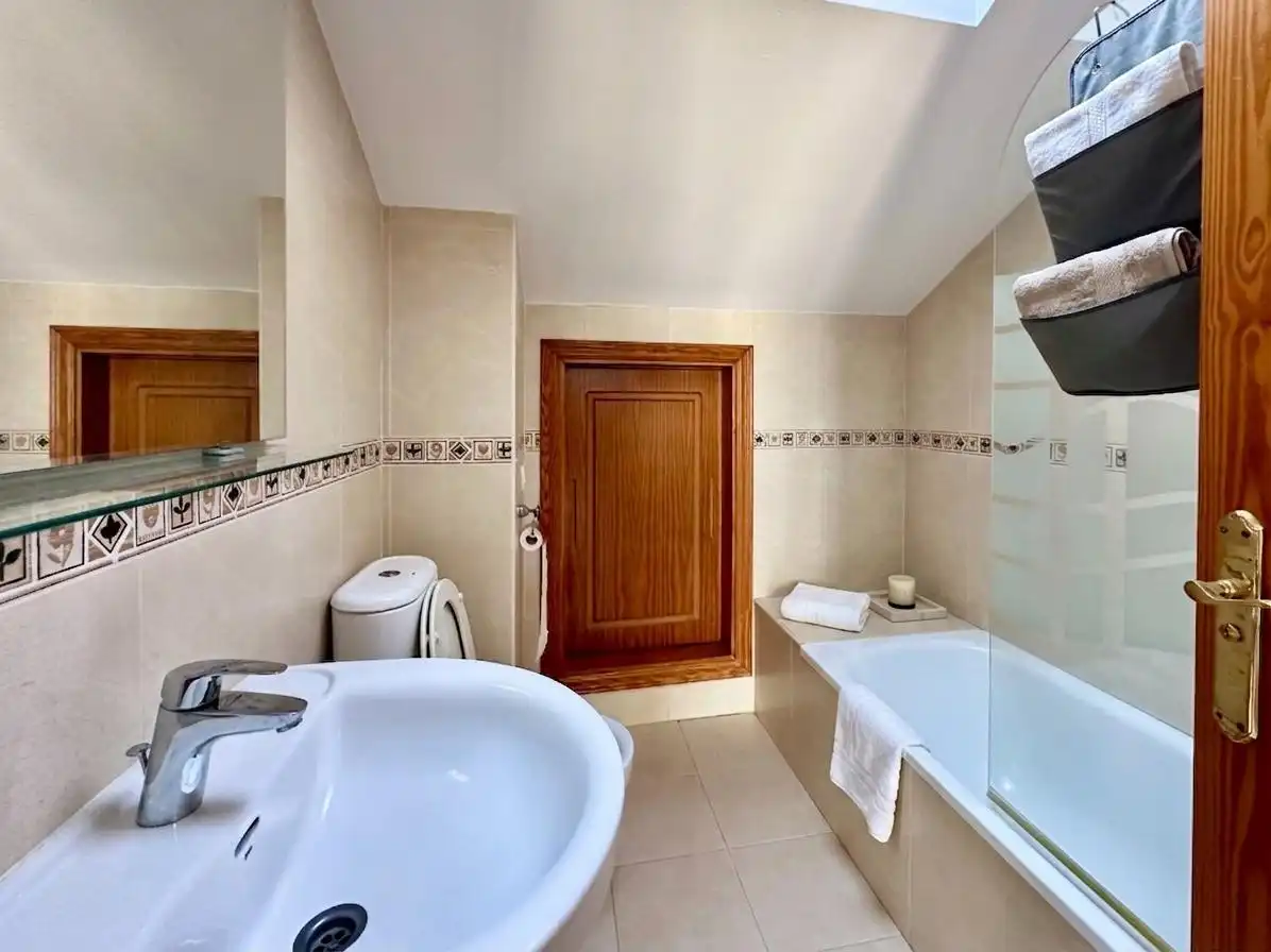 Baño de Ático de alquiler en Fuengirola con Aire acondicionado, Calefacción y Jardín privado