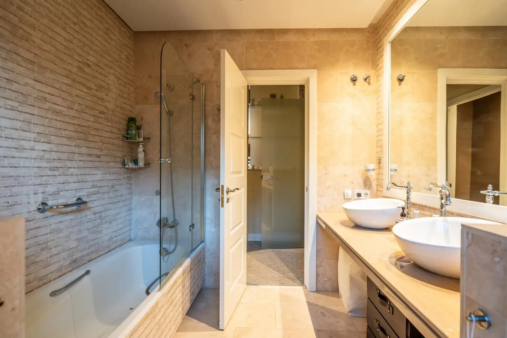 Bany de Casa o xalet en venda en Las Rozas de Madrid amb Aire condicionat, Calefacció i Jardí privat