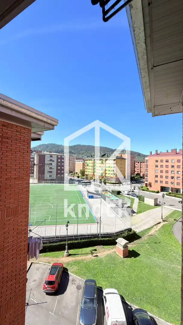 Vista exterior de Pis en venda en Oviedo  amb Calefacció, Traster i Balcó