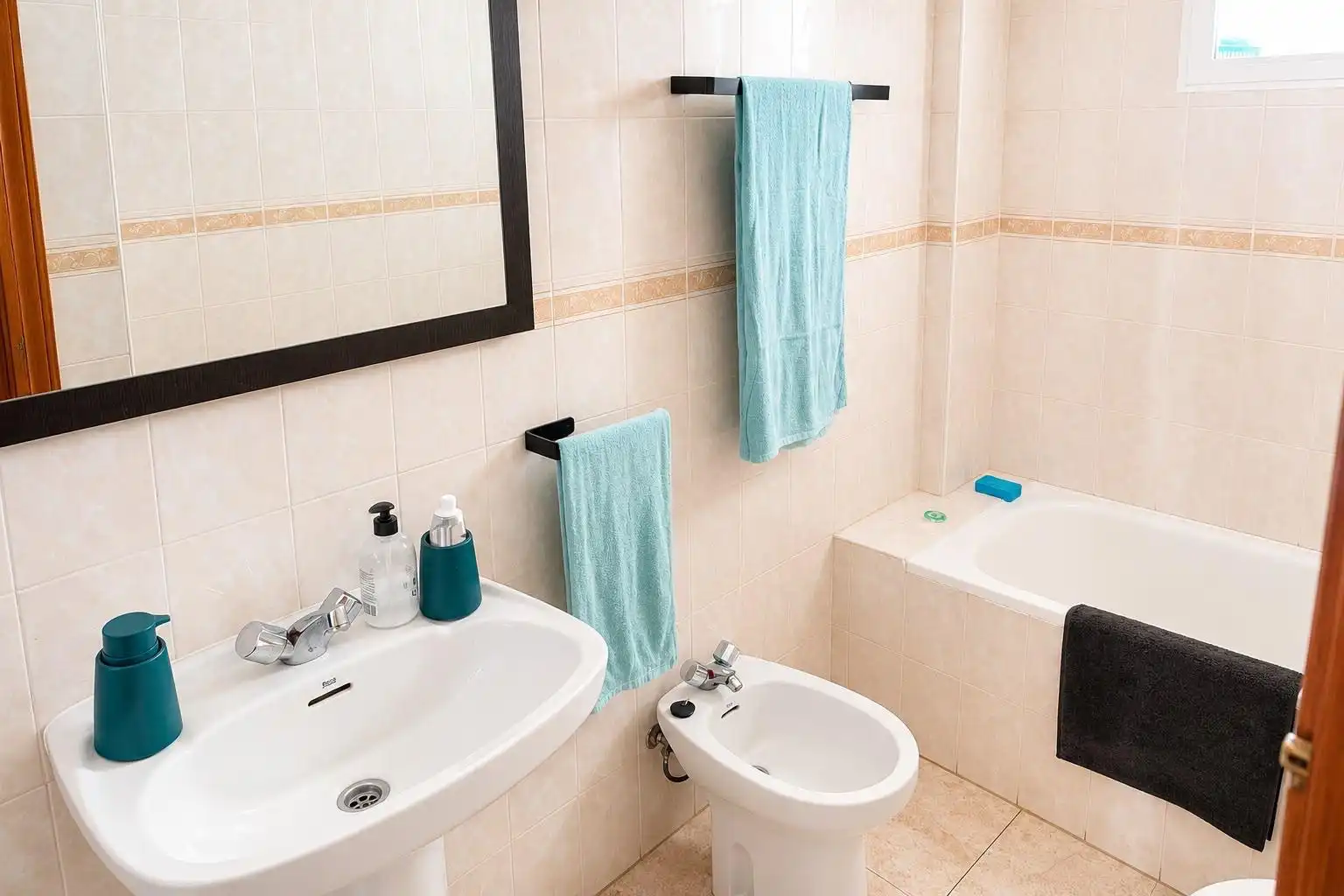 Baño de Apartamento de alquiler en Torrevieja con Aire acondicionado, Calefacción y Terraza
