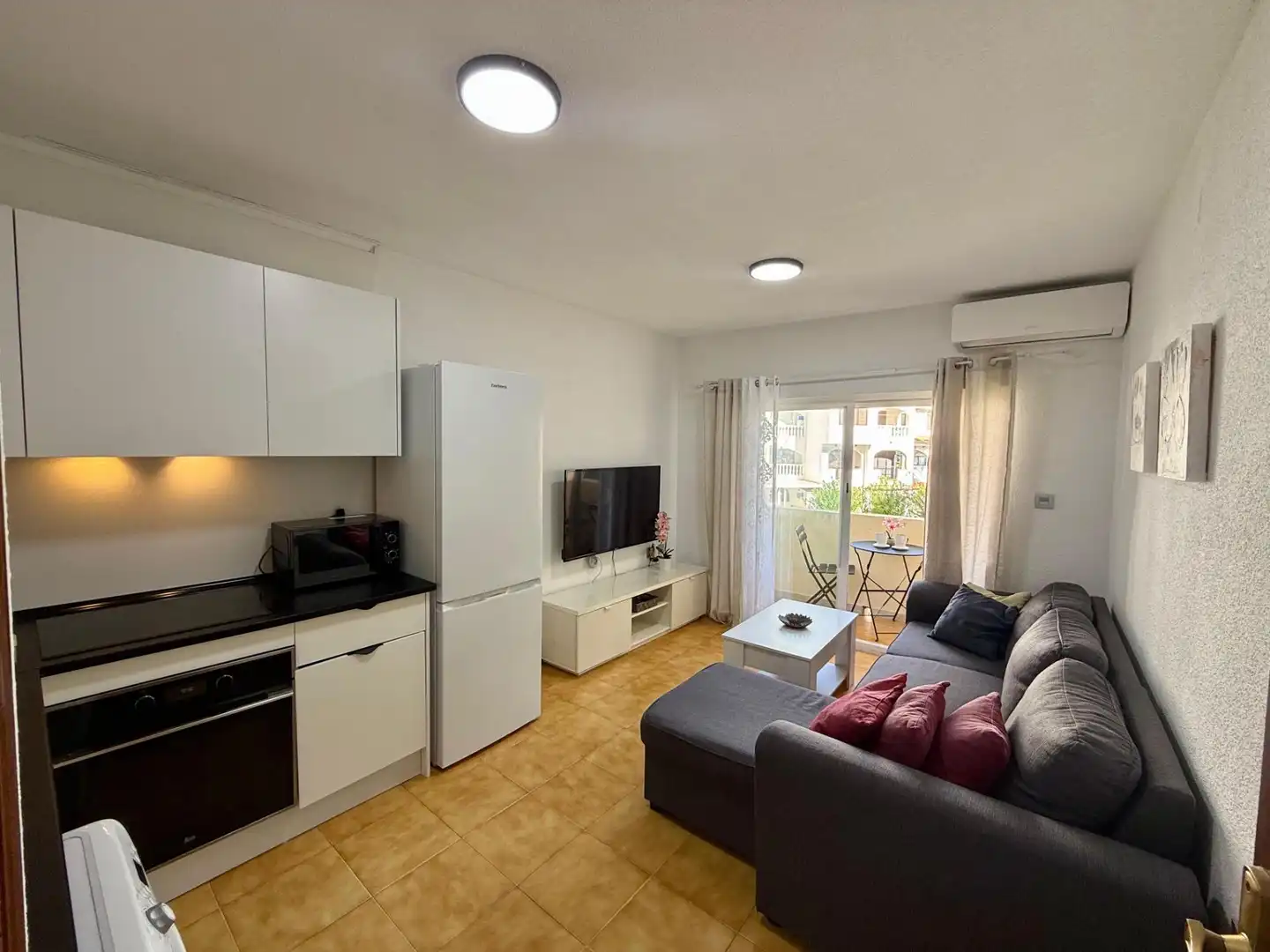 Wohnzimmer von Wohnungen zur Miete in Torrevieja mit Privatgarten, Terrasse und Möbliert