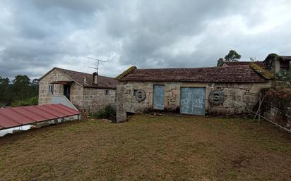 Vista exterior de Casa o xalet en venda en Covelo amb Jardí privat, Traster i Moblat