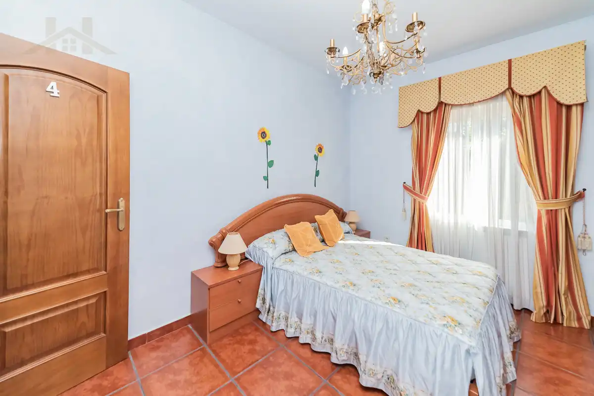 Dormitori de Casa o xalet en venda en Sevilla la Nueva amb Calefacció, Jardí privat i Piscina