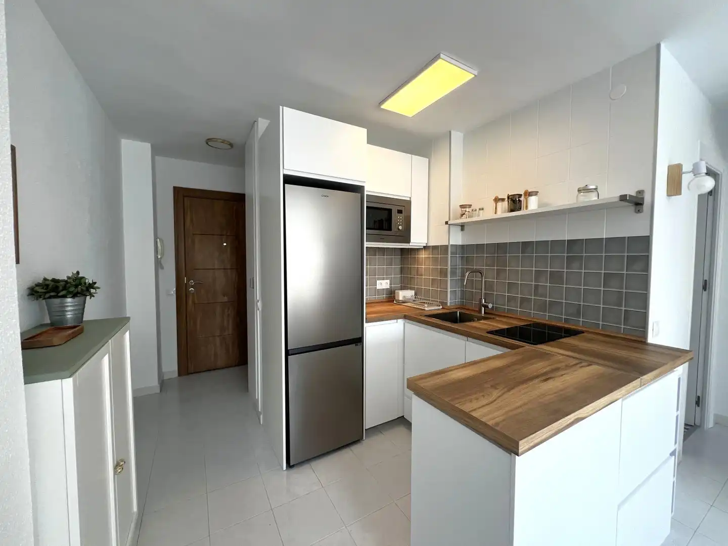 Cuina de Apartament de lloguer en Fuengirola amb Aire condicionat, Calefacció i Jardí privat