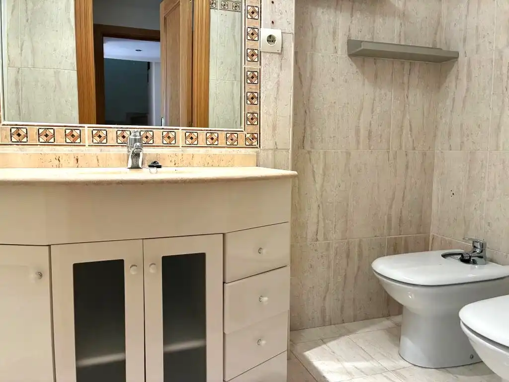 Badezimmer von Wohnung zur Miete in Sevilla la Nueva mit Klimaanlage, Heizung und Abstellraum