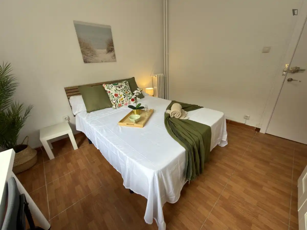 Bedroom of Apartments for share in Madrid  with Heating, Furnished and Washing machine