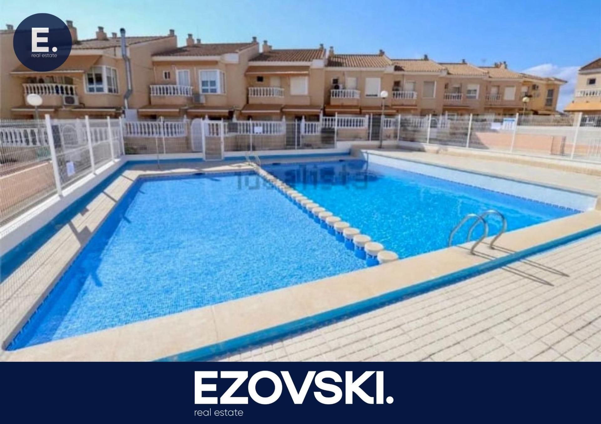 Piscina de Casa adosada de lloguer en Santa Pola amb Aire condicionat, Terrassa i Balcó