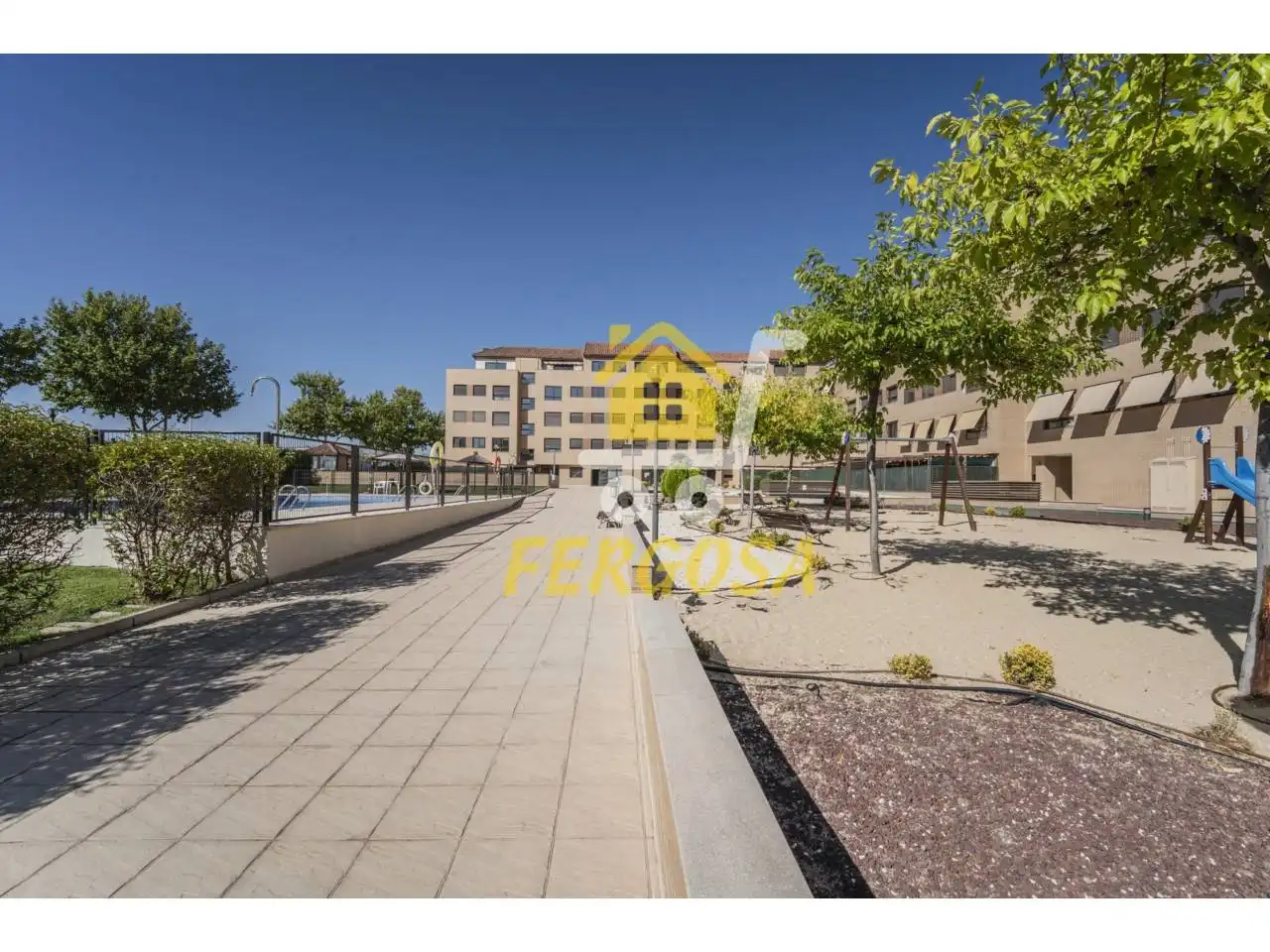 Vista exterior de Piso en venta en Navalcarnero con Aire acondicionado, Calefacción y Piscina comunitaria
