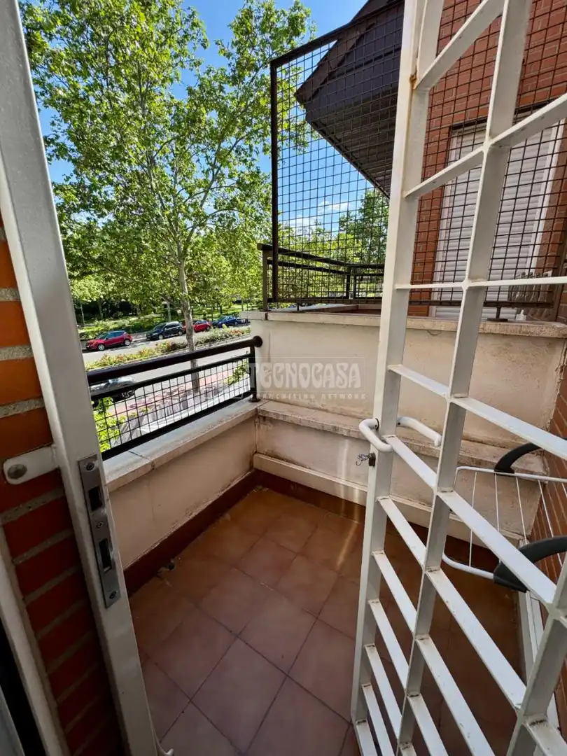 Terrasse von Einfamilien-Reihenhaus zum Verkauf in Alcalá de Henares mit Klimaanlage, Heizung und Gemeinschaftspool