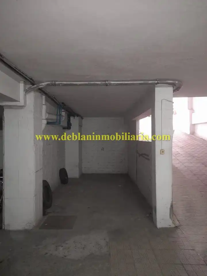 Parkplatz von Garage zum Verkauf in Tui