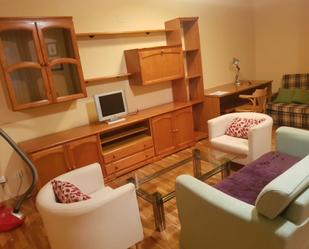 Sala d'estar de Apartament en venda en Oviedo  amb Calefacció, Parquet i Moblat