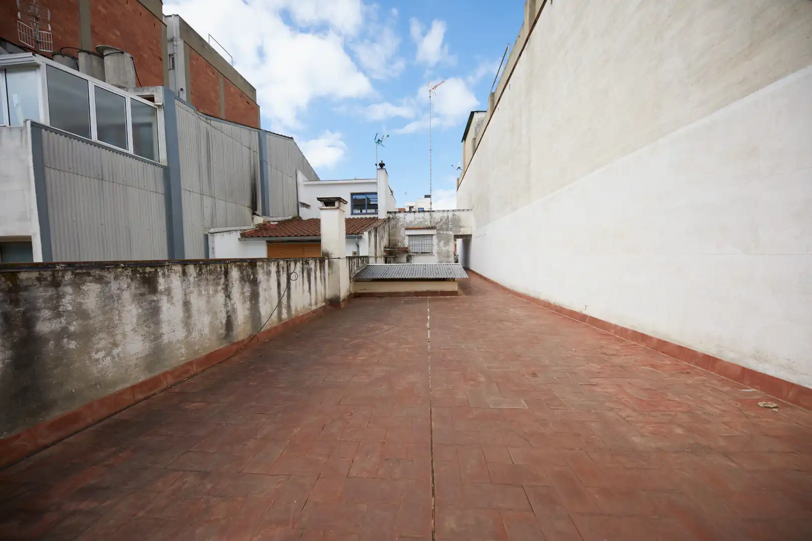 Vista exterior de Casa adosada en venda en Vilanova i la Geltrú amb Aire condicionat, Terrassa i Balcó
